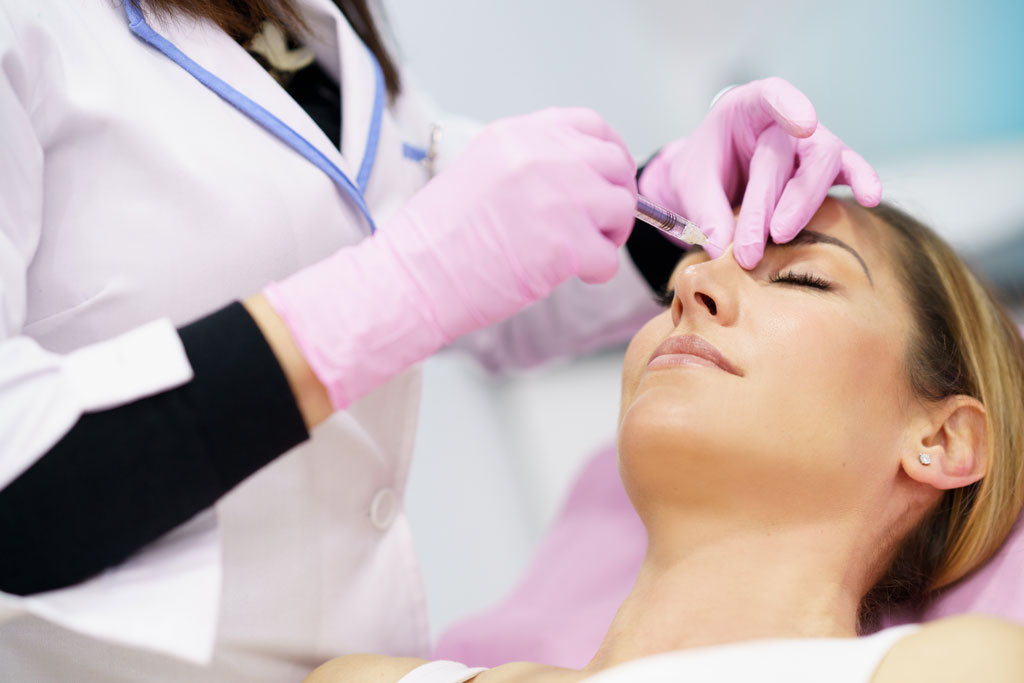What is rhinoplasty and what are its advantages?